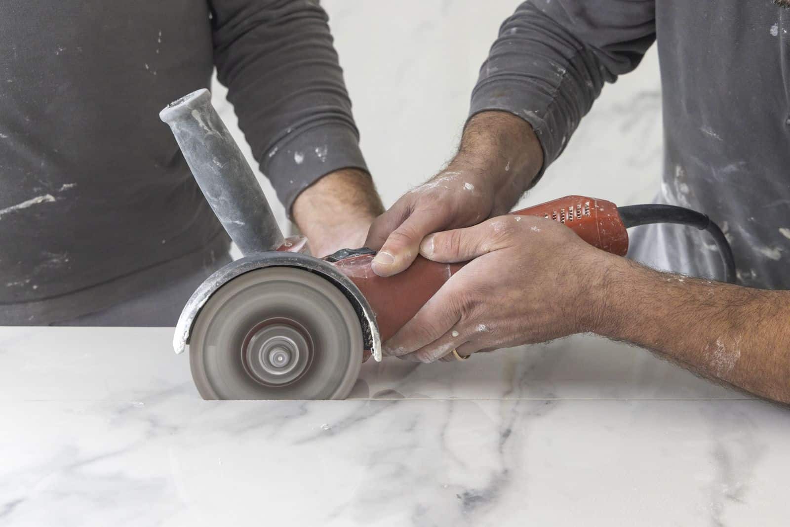 craftman-in-grey-shirt-cuts-a-gray-marble-tile-usi-2026-01-11-10-56-49-utc.jpg